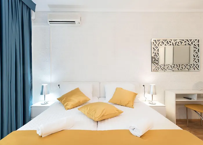 沃伊尼克别墅公寓 *