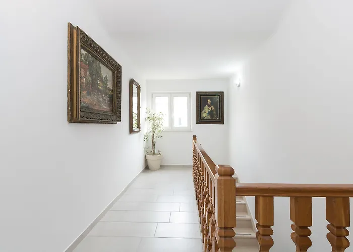 沃伊尼克别墅公寓 *